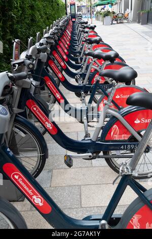 Ligne de vélos Santander à louer dans le centre de Londres, Angleterre, Royaume-Uni Banque D'Images