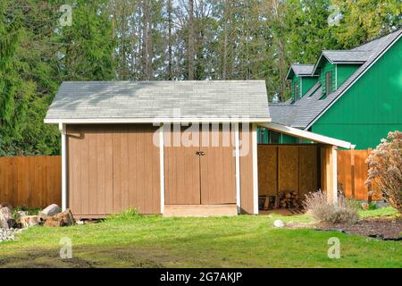 Hangar en bois à double porte avec toit ouvrant gris à toit ouvrant par une journée ensoleillée dans l'État de Washington Banque D'Images