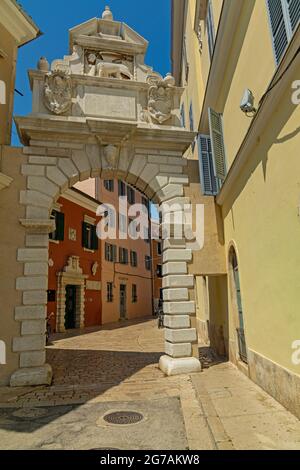 La célèbre entrée de l'arc de Balbi à la vieille ville de Rovinj en Croatie Banque D'Images