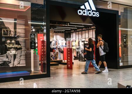 Cracovie, Pologne. 12 juillet 2021. Les gens ont vu entrer dans un magasin Adidas à l'intérieur d'un centre commercial. (Photo par Omar marques/SOPA Images/Sipa USA) crédit: SIPA USA/Alay Live News Banque D'Images