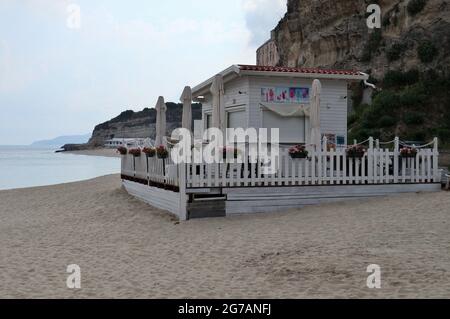 Tropea - Bar Chiringuito Beach sulla spiaggia dell'Isola Bella Banque D'Images