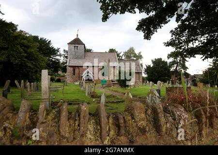 St Michaels et All Angels Church, dans le village de Brampton Abbotts, Herefordshire, Angleterre. Une église normande classée Grade II*, maintenant fermée. Banque D'Images