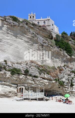 Tropea - Scorcio del Santuario dell'Isola dalla spiaggia Banque D'Images