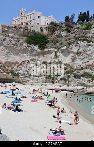 Tropea - Turisti sulla spiaggia dell'Isola Bella da via Lungomare Banque D'Images