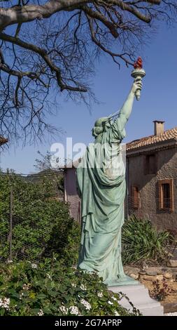 Réplique de la Statue de la liberté à Lugné. Elle était située à l'origine en 1986 sur l'arc du navire français Maxim's of the Seas. Banque D'Images