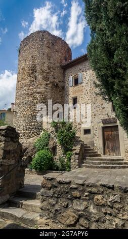 Hôtel de ville de Palalda près d'Amélie les bains. La tour de signalisation, qui fait partie des anciennes fortifications du château, a été construite au XIIIe siècle. Banque D'Images