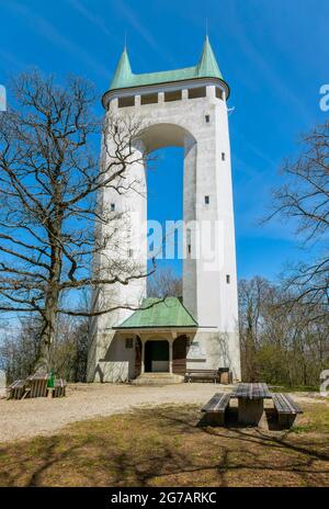 Allemagne, Bade-Wurtemberg, Pfullingen, la destination de l'excursion Schönbergturm sur le Schönberg, Alb La tour de 26.4 m de haut a été la première tour au monde à être construite en béton armé. Architecte: Theodor Fischer dans la zone de repos, les bancs et les tables sont fermés en raison de la réglementation Corona. Banque D'Images