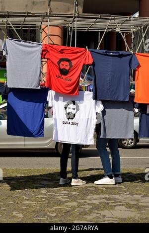 3 juillet 2021 : des vendeurs vendent des t-shirts représentant l'ancien président brésilien Luiz Inacio Lula da Silva lors de la manifestation anti-Bolsonaro à Rio de Janeiro. Banque D'Images