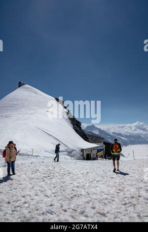 Touristes dans la neige - Jungfraujoch Observatoire Sphinx - région de Jungfrau - Alpes suisses, Suisse - Grindelwald, Interlaken, Lauterbrunnen Banque D'Images