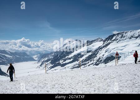 Touristes dans la neige - Jungfraujoch Observatoire Sphinx - région de Jungfrau - Alpes suisses, Suisse - Grindelwald, Interlaken, Lauterbrunnen Banque D'Images