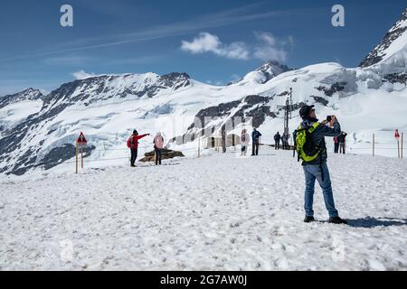 Touristes dans la neige - Jungfraujoch Observatoire Sphinx - région de Jungfrau - Alpes suisses, Suisse - Grindelwald, Interlaken, Lauterbrunnen Banque D'Images