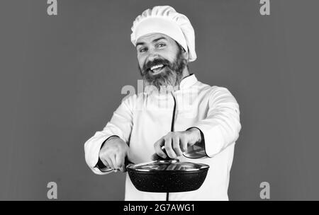 Petit-déjeuner maison. Cuisiner comme un pro. Repas savoureux et facile préparés à la maison. Récipient en céramique. Préparation de la nourriture dans la cuisine. Concept de cuisine. Élevée Banque D'Images