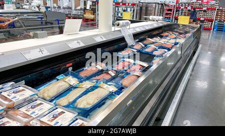 Orlando, FL USA - 31 mai 2021 : exposition de divers poissons dans le département des fruits de mer d'un magasin de vente en gros de Sams Club à Orlando, en Floride. Banque D'Images