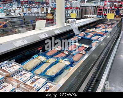 Orlando, FL USA - 31 mai 2021 : exposition de divers poissons dans le département des fruits de mer d'un magasin de vente en gros de Sams Club à Orlando, en Floride. Banque D'Images