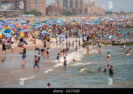 Des milliers de personnes en bord de mer affluent vers Coney Island à Brooklyn, à New York, pendant le long week-end du jour de l'indépendance, le lundi 5 juillet 2021. (© Richard B. Levine) Banque D'Images