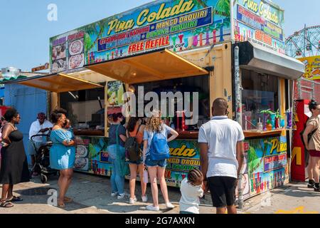 Des milliers de personnes en bord de mer affluent vers Coney Island à Brooklyn, à New York, pendant le long week-end du jour de l'indépendance, le lundi 5 juillet 2021. (© Richard B. Levine) Banque D'Images