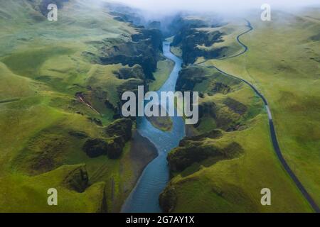 Vue aérienne de Fjadrargljufur Volcanic Canyon Islande par mauvais temps couvert Banque D'Images