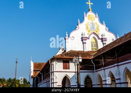 Façade de l'église St Thomas à Palayur (Palayoor) dans le district de Thrissur dans l'état du Kerala dans le sud de l'Inde, en Asie Banque D'Images