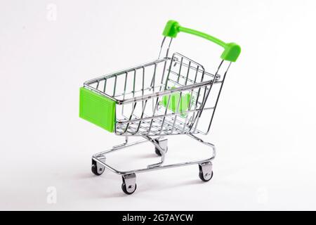 Petit chariot sur fond blanc. Banque D'Images