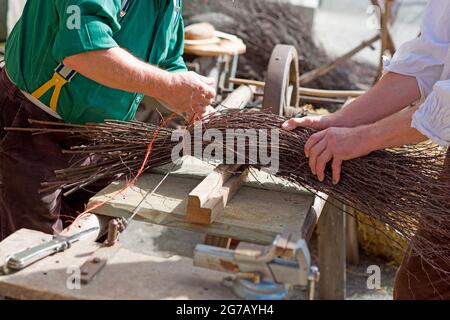 Balayeuse au travail, celle, Basse-Saxe, Allemagne Banque D'Images