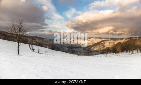 Vue sur le Rursee en hiver, Schöne Aussicht Simmerath, Allemagne Banque D'Images