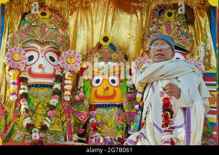 Hare Krishna prêtre sur un jugggernaut de procession, Brighton & Hove, Angleterre. Le festival annuel de Rathayatra pour Lord Krishna et ses fidèles proménades le long de l'esplanade Hove chaque année. Krishna, dans sa forme de Jagannatha, est tiré le long d'un grand jongleur en bois. Banque D'Images