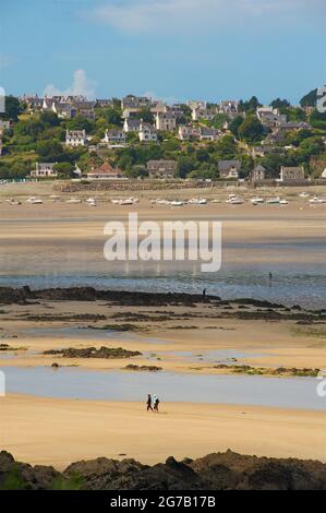 Vue sur l'immense plage de sable de Locquirec à marée basse, Bretagne, France Banque D'Images