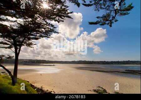 Vue sur l'immense plage de sable de Locquirec à marée basse, Bretagne, France Banque D'Images