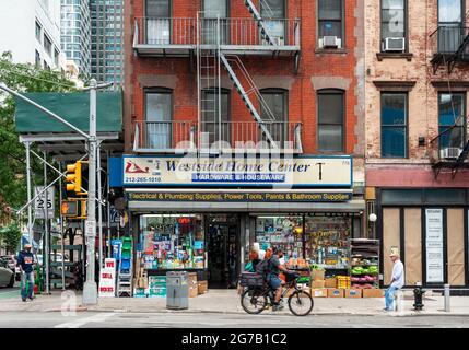 Magasin de produits secs « Maman et pop » dans le quartier Hell's Kitchen de New York le dimanche 4 juillet 2021. (© Richard B. Levine) Banque D'Images