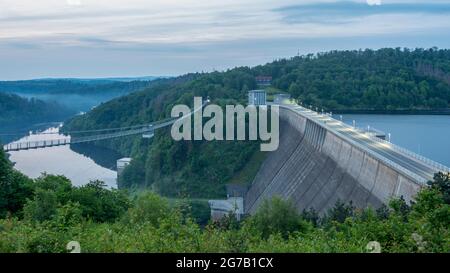 Allemagne, Saxe-Anhalt, Wendefurth, pont suspendu Titan-RT au Rappbodetalsperre dans les montagnes du Harz, 483 mètres de long, l'un des plus longs ponts suspendus au monde Banque D'Images