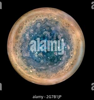 Une visualisation du pôle sud de Jupiter, comme le montre l'engin spatial Juno de la NASA. Prise à partir d'une altitude de 32000 miles (52000km). Les caractéristiques ovales sont des cyclones, jusqu'à 600 miles (1000km) de diamètre. Plusieurs images prises avec l'instrument JunoCam sur trois orbites distinctes ont été combinées pour afficher toutes les zones en lumière du jour, en couleurs améliorées et en projection stéréographique. Juno lancé le 5 5 août 5 2011, entrant dans l'orbite de Jupiter le 4 juillet 2016. Ê il s'agit d'une version unique, optimisée et améliorée d'une image/d'un crédit de la NASA : la NASA Banque D'Images