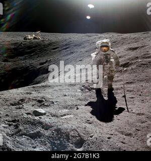 L'astronaute Charles M. Duke Jr., pilote de module lunaire de la mission d'atterrissage lunaire Apollo 16, est photographié en recueillant des échantillons lunaires à la station no 1 au cours de la première activité extravéhiculaire d'Apollo 16 sur le site d'atterrissage de Descartes. Cette photo, à l'est, a été prise par l'astronaute John W. Young, commandant. Duke se trouve au bord du cratère de Plum, qui mesure 40 mètres de diamètre et 10 mètres de profondeur. Le véhicule Lunar Roving stationné est visible dans l'arrière-plan gauche. 21 avril 1972 UNE version optimisée et améliorée unique d'une NASA image / crédit NASA Banque D'Images