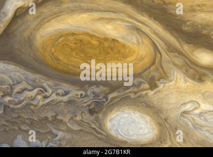 La ceinture sud-équatoriale de Jupiter est capturée dans cette image colorée de l'engin spatial Juno de la NASA. Une version optimisée et améliorée d'une NASA image / crédit NASA Banque D'Images