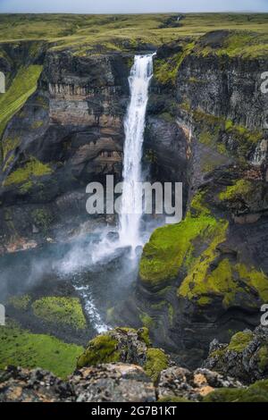 Cascade de Haifoss en Islande - une des plus hautes chutes d'eau d'Islande, destination touristique populaire. Banque D'Images