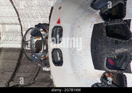 La découverte approche l'ISS. Cette vue de la partie supérieure de la cabine de Space Shuttle Discovery à l'avant de l'objectif zoom 800 mm a été fournie par l'un des membres de l'équipage de l'expédition 23 à bord de la Station spatiale internationale. La navette était au milieu d'un rabat arrière, exécuté pour permettre aux caméras de la station de l'examiner pour les dommages possibles. Une version optimisée et améliorée d'une image de la NASA / crédit obligatoire : NASA. Usage éditorial uniquement. Banque D'Images