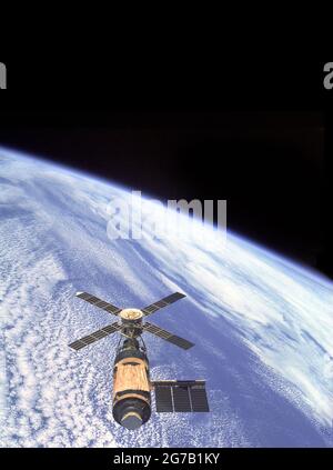 Skylab et Earth Limb. Vue aérienne de l'atelier orbital Skylab en orbite terrestre tel que photographié à partir des modules de commandement et de service Skylab 4 (CSM) lors du dernier survol par le CSM avant de rentrer chez lui. La station spatiale est comparée à la Terre bleu pâle. Une version optimisée et améliorée unique d'une image de la NASA / crédit obligatoire : NASA Banque D'Images