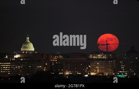 La Lune, une 'Supermoon', est vue telle qu'elle s'élève, 3 décembre 2017, Washington DC. Une superlune se produit lorsque la Lune est plus proche de la Terre dans son orbite que d'habitude. Comme la deuxième pleine lune du mois, cette lune est également connue sous le nom de lune bleue, UNE version unique, optimisée et numériquement optimisée d'une image de la NASA par le photographe principal de la NASA Bill Ingalis / crédit NASA. Banque D'Images