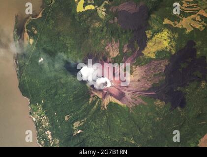 Un volcan Momotombo en éruption dans l'ouest du Nicaragua, en Amérique centrale, photographié de la Station spatiale internationale. Ce stratovolcan actif a été décrit une fois comme « la terreur du tabagisme ». 2018. Un champ géothermique entoure Momotombo, et il est utilisé pour produire de l'énergie renouvelable depuis 1983. Une petite partie de l'anneau de feu plus grand. Le nord est en haut de l'image. Une version optimisée et numériquement améliorée d'une NASA image / crédit NASA Banque D'Images