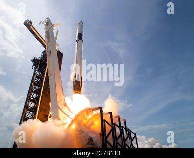 Une fusée SpaceX Falcon 9 transportant le vaisseau spatial Crew Dragon lors de son lancement sur la mission SpaceX Demo-2 de la NASA à la Station spatiale internationale. 30 mai 2020, au Kennedy Space Center de la NASA, Floride Une version unique, optimisée et numériquement améliorée d'une image de la NASA par le photographe principal de la NASA Bill Ingalis / Credit NASA Banque D'Images