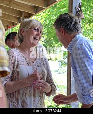 L'ancien gouverneur du Kansas, le Dr Jeff Colyer, se moque de Peggy Mast, le président du Parti républicain du comté de Lyon lors du pique-nique annuel. Banque D'Images