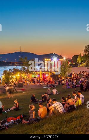 Vienne, zone de loisirs Plage de Copa au fleuve Neue Donau (Nouveau Danube), gens sur la prairie, bar, vue sur Wienerwald en 22. Donaustadt, Wien, Autriche Banque D'Images