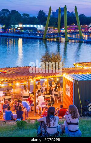 Vienne, zone de loisirs Plage de Copa au fleuve Neue Donau (Nouveau Danube), bar, vue sur la zone de la ville submergée sur l'île de Donauinsel, pont flottant en 22. Donaustadt, Wien, Autriche Banque D'Images