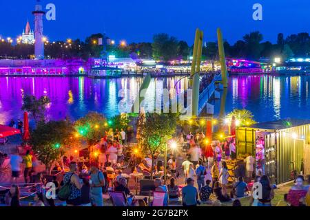 Vienne, zone de loisirs Plage de Copa au fleuve Neue Donau (Nouveau Danube), bar, vue sur la zone de la ville submergée sur l'île de Donauinsel, pont flottant en 22. Donaustadt, Wien, Autriche Banque D'Images