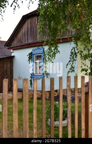 Maison rurale typique avec platbands et clôture en bois en Russie Banque D'Images