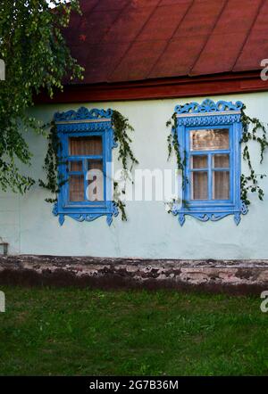 Ancienne maison rurale typique avec des plateaux en Russie Banque D'Images