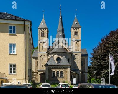 Allemagne, Erkrath, Alt-Erkrath, Bergisches Land, Niederbergisches Land, Niederberg, Rhénanie-du-Nord-Westphalie, église paroissiale catholique Sankt Johannes der Taeufer, basilique romane, sacristie frontale et abside Banque D'Images