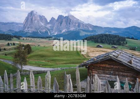 Cabane en bois à Alpe Di Siusi, Dolomites, Alpes italiennes. Europe Banque D'Images