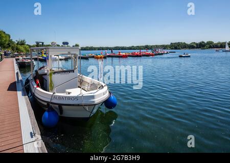 Allemagne, Düsseldorf, Rhin, Basse-Rhin, Bergisches pays,Rhénanie-du-Nord-Westphalie, Düsseldorf-Unterbach, Unterbacher See, étang de carrière,location de bateaux, pédalos, loisirs, plaisir Banque D'Images