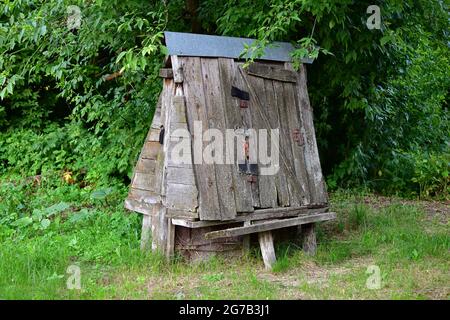 Ancien puits rural avec un toit en bois, Russie Banque D'Images