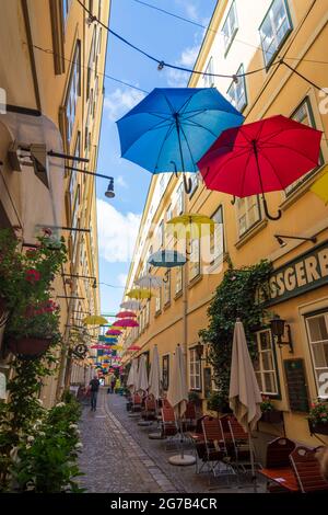 Vienne, cour intérieure Sünnhof (Sünn-Hof), œuvre d'art parapluie en 03. Landstraße, Wien, Autriche Banque D'Images